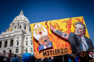 Manifestantes se reúnem do lado de fora do Capitólio do Estado de Minnesota durante o país em todo o país